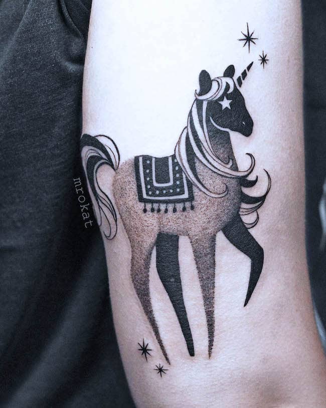 Blackwork unicorn - Tatuaggio magico con unicorno di @mrokat