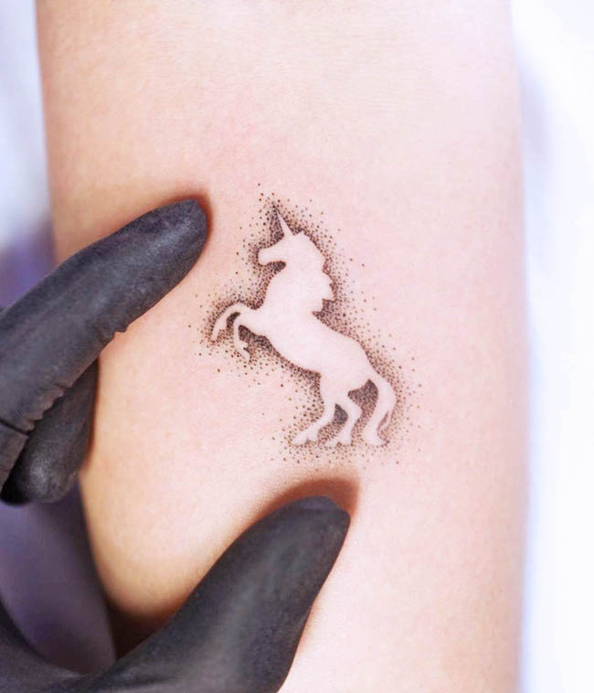 La silhouette dell'unicorno - Tatuaggio magico con unicorno di @oi_tattooer