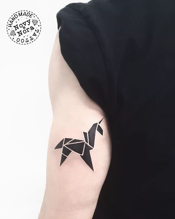 Tatuaggio di unicorno origami di @novytattoo_handmade_studio