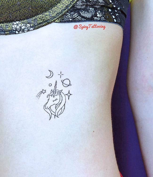 Un tatuaggio di unicorno semplice e femminile di @lesya_spicy
