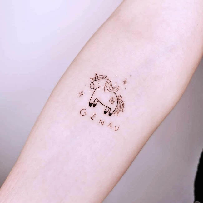 Un tatuaggio di unicorno scintillante da @nicolka.ink.