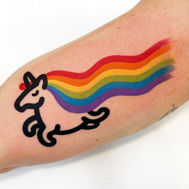 Un audace arcobaleno e unicorno tatuato sul braccio da @mambotattooer