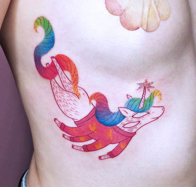 Un tatuaggio ad acquerello che completa il corpo - Magico tatuaggio unicorno di @mrozyc