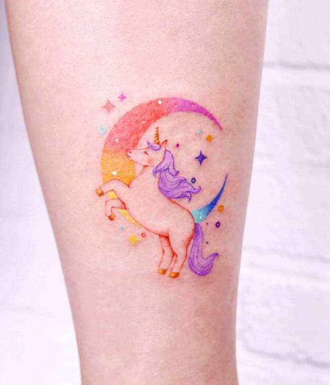 Un piccolo tatuaggio a forma di luna acquerellata di @studiobysol_academy