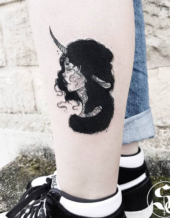 Il tatuaggio della ragazza unicorno di @scapula.ink