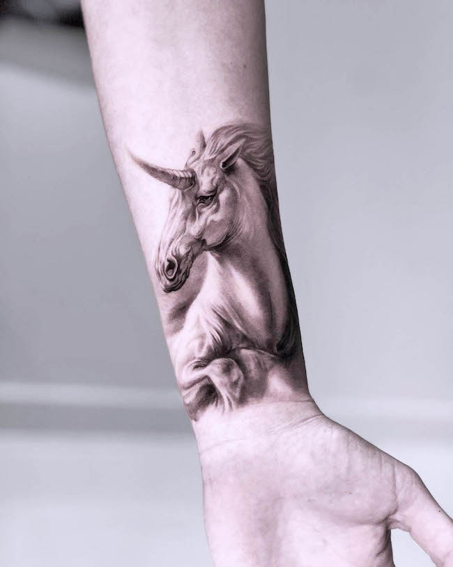 Un incredibile unicorno realistico sul polso di @theartoftattooingofficial