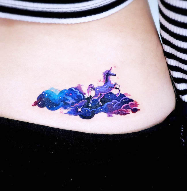 Tatuaggio di pancia fuori dal mondo con colori stupefacenti di @tattooist_sigak