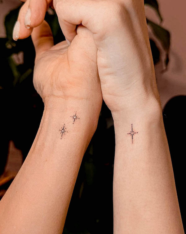 Tatuaggi con stelle abbinate per madre e figlia di @who_is_agne