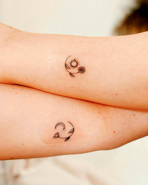 Tatuaggi semplici floreali di sole e luna per madre e figlia di @alina_tattoo