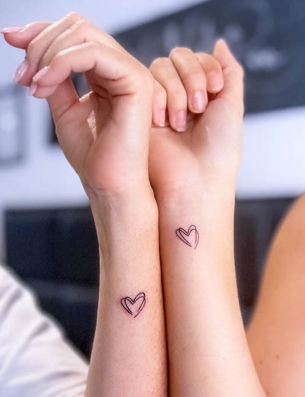 Tatuaggi madre figlia con doppio cuore di @inkredibletattoos