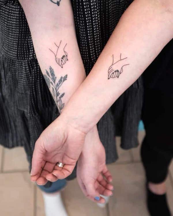 Tatuaggi carini che si tengono per mano di @bim.tattoo