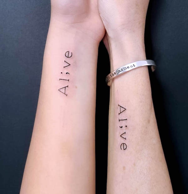 Tatuaggi con punto e virgola vivi di @michalzahavitattooer