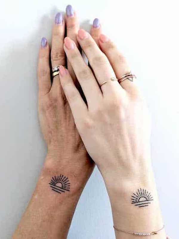 Tatuaggi minimalisti all'alba di @mellowpokes
