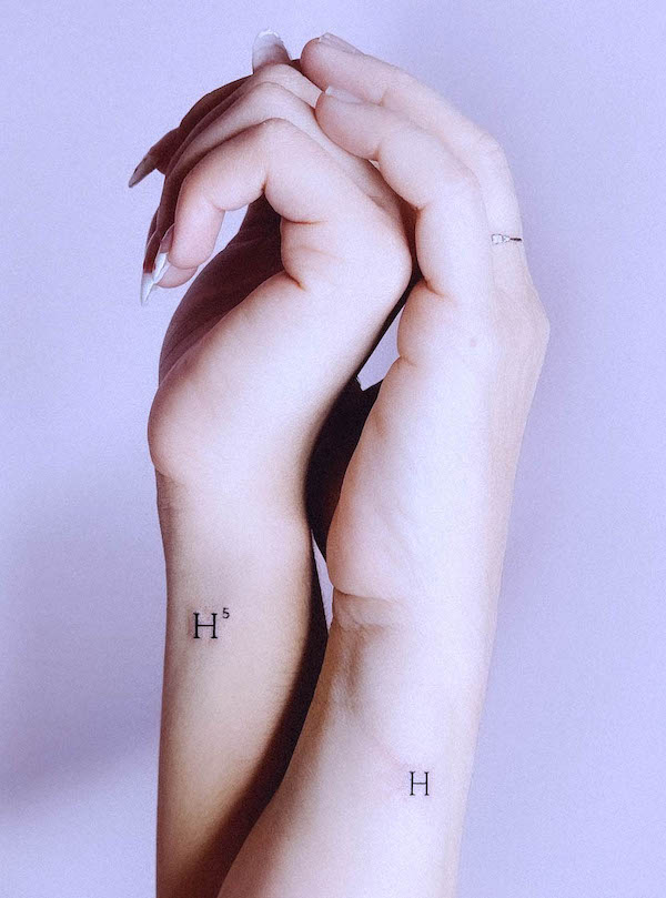 Tatuaggi iniziali di @featherandmink