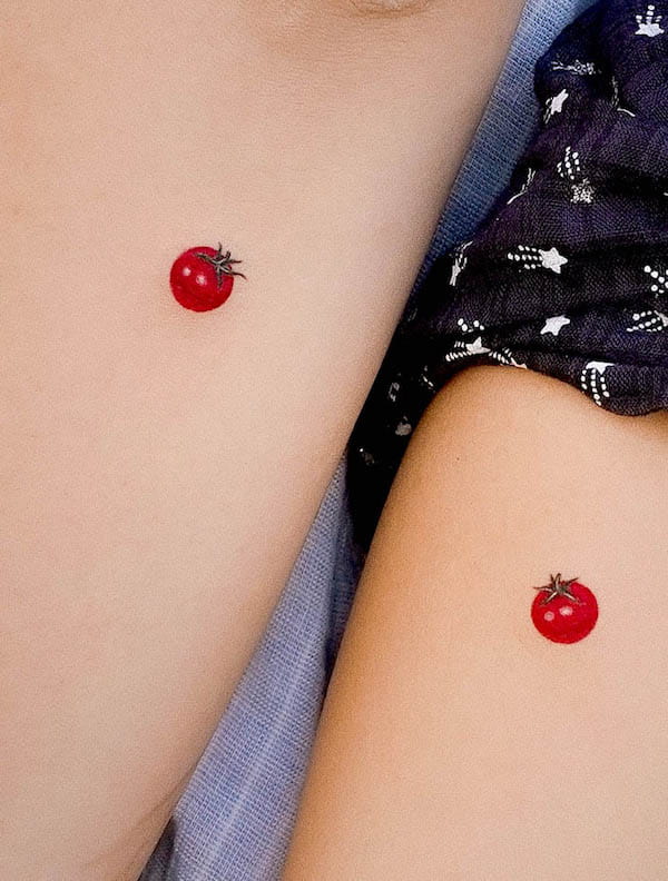 Tatuaggi abbinati al pomodoro per madre e figlia da @0chicken.tattoo
