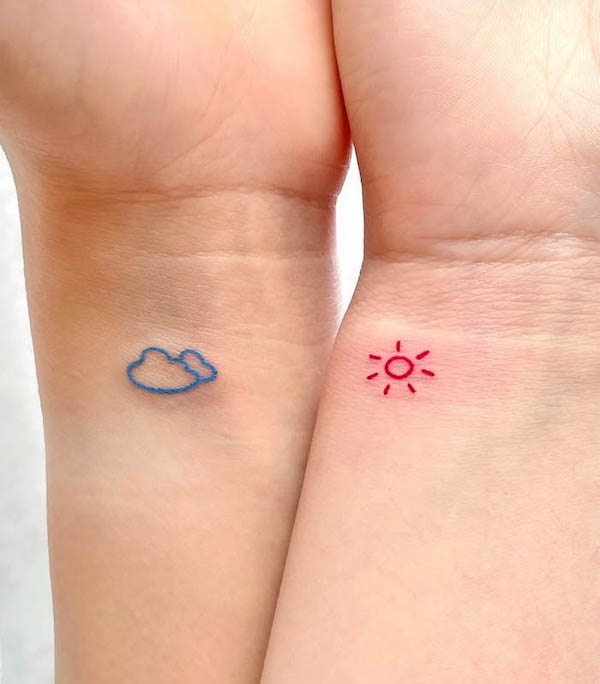 Semplice nuvola piccola e sole tatuaggi madre figlia di @soy_tattoo