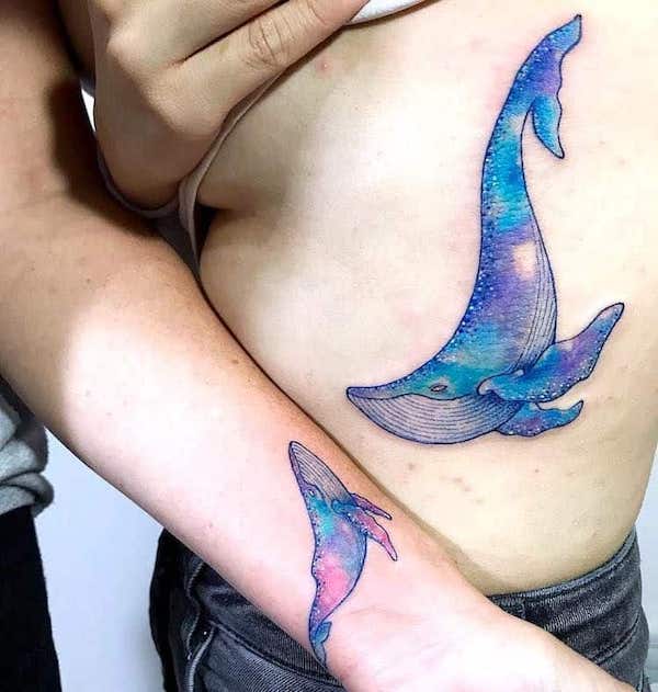 Tatuaggi di balene ad acquerello per madre e figlia