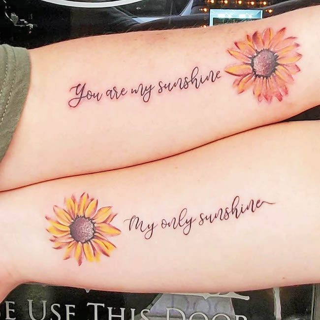 Tatuaggio madre-figlia di @theruemorguetattoogallery - - Tatuaggio con citazione madre-figlia significativo