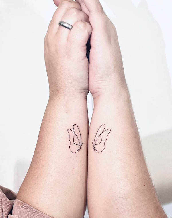 Tatuaggi semplici con contorno di farfalle per madre e figlia da @kathrynrose_tattoo