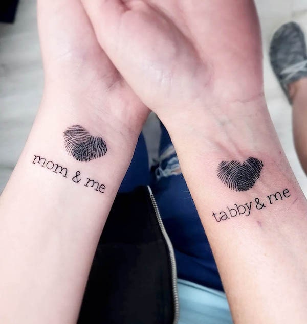 Tatuaggi da polso con cuori stampati da @rupintart_com