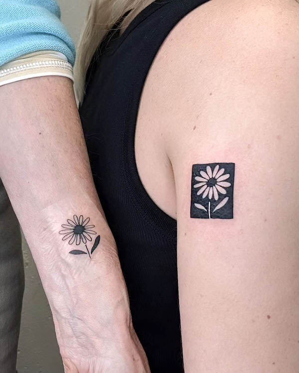 Tatuaggi madre figlia con fiori abbinati di @molebulle