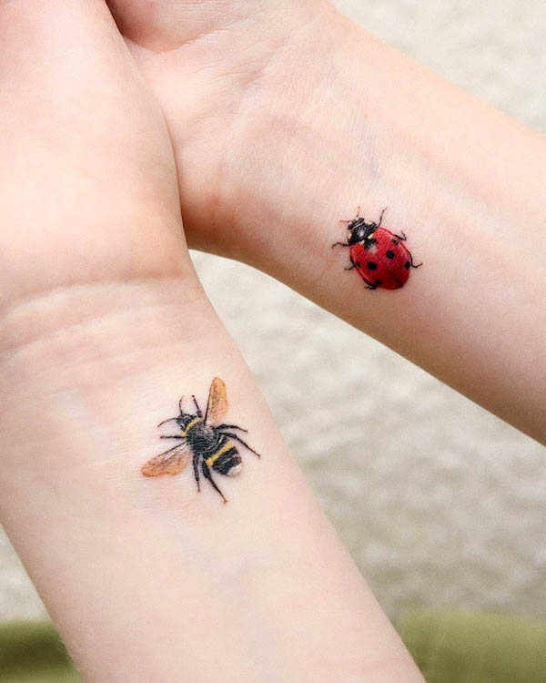 Tatuaggi da polso madre figlia con coccinella e ape di @saegeemtattoo