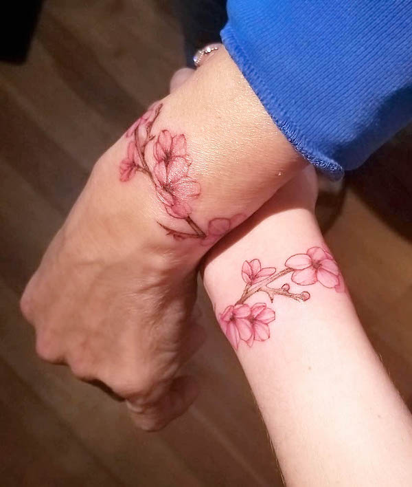 Bracciale di fiori di ciliegio madre figlia tatuaggi da @p.n.tattoo