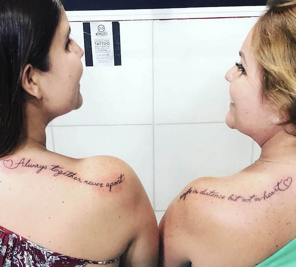 Tatuaggi con citazioni abbinate sulla spalla di @gabriellacjohnson