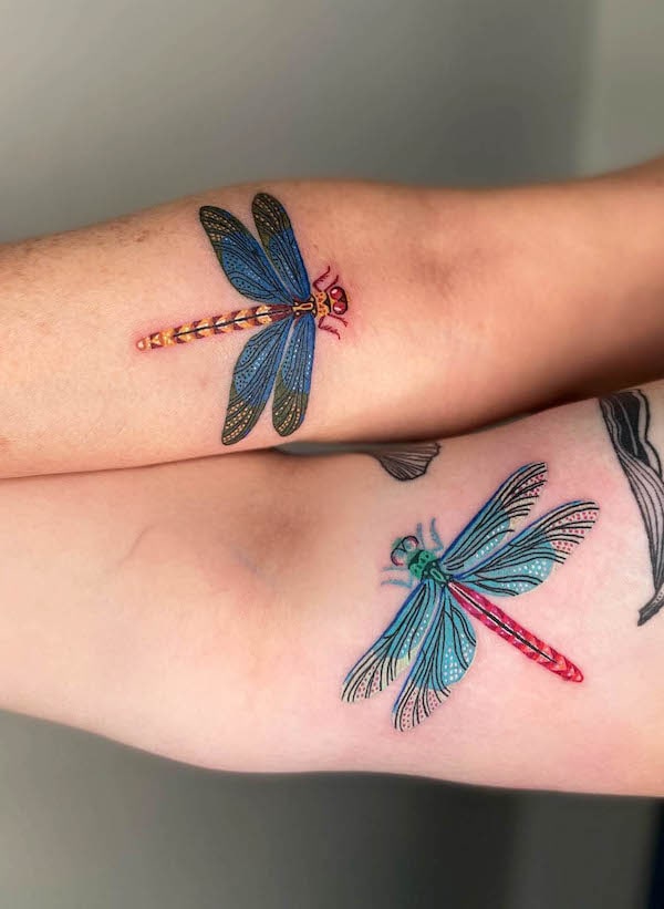 Tatuaggi di libellule abbinate per madre e figlia di @laurenblairtattoo