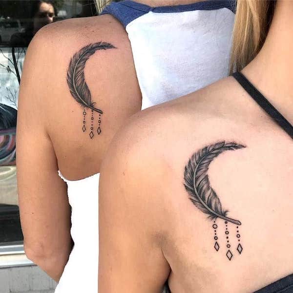 Tatuaggi di piume sulla scapola