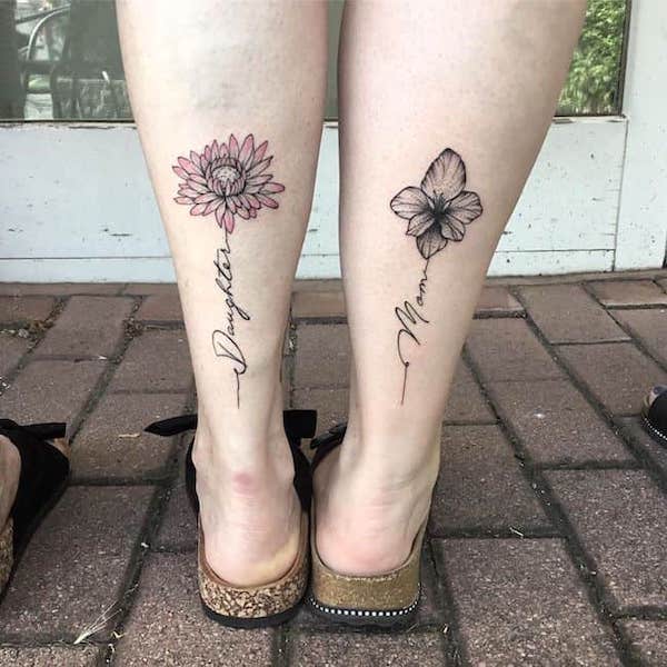 Tatuaggi di gambe con crisantemi e gladioli di @@annabel.ink_