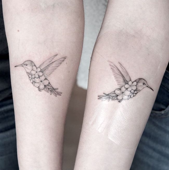 Tatuaggi floreali con colibrì di @shelbylynneart