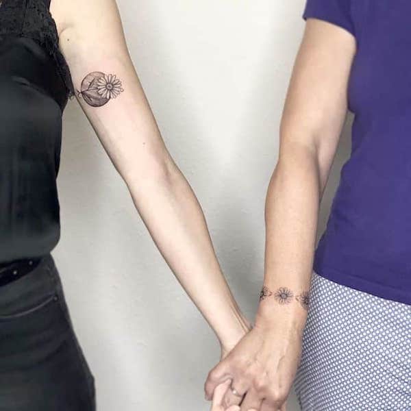 Fiori abbinati per madre e figlia di @openyoureye.tattoo