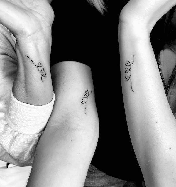Tatuaggi madre figlia con piccoli cuori di @mayflowerink