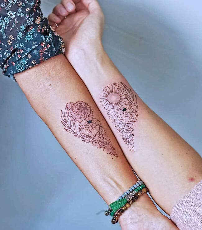 Delicati motivi floreali a forma di cuore - Tatuaggio madre-figlia di @minora.flamingo