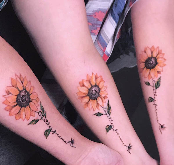 Tatuaggi con girasoli sull'avambraccio per il trio madre-figlia di @rosey