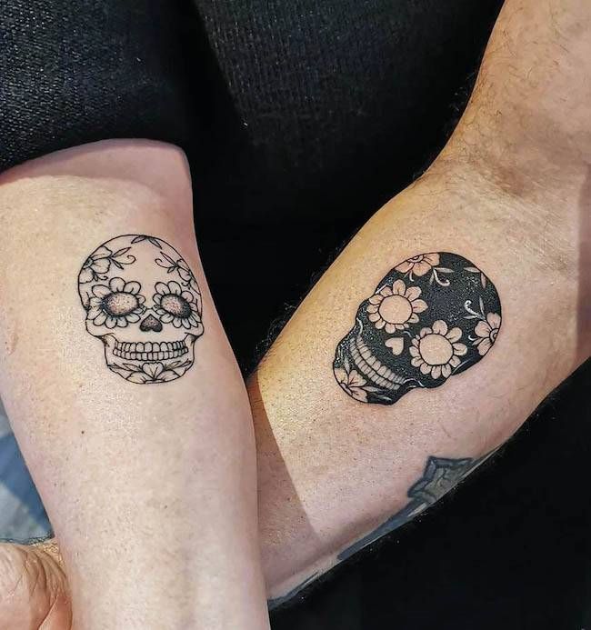 Tatuaggi di teschi bianchi e neri abbinati di @sarahhayestattoos- Tatuaggi minimalisti per coppie