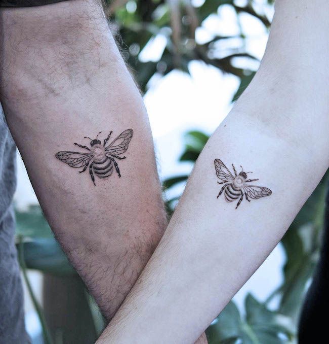 Tatuaggi di api sull'avambraccio di @oxel_tattoo- Tatuaggi minimalisti per coppie