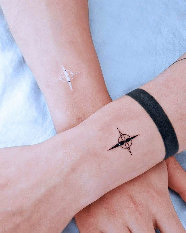 Tatuaggi abbinati con inchiostro bianco e nero di @tattooist_basil- Tatuaggi minimalisti per coppie