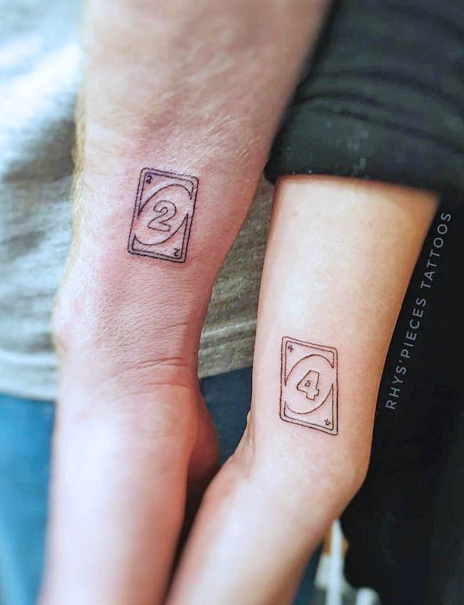 Tatuaggi UNO creativi di @rhyspiecestattoos- Tatuaggi minimalisti per coppie