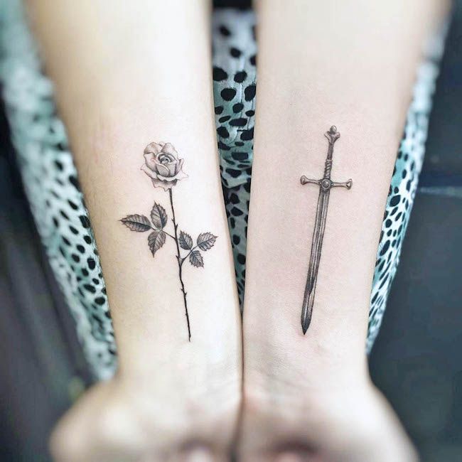 Il morbido e il duro - tatuaggi di rose e pugnali di @oliviarosetattoos- Tatuaggi minimalisti per coppie