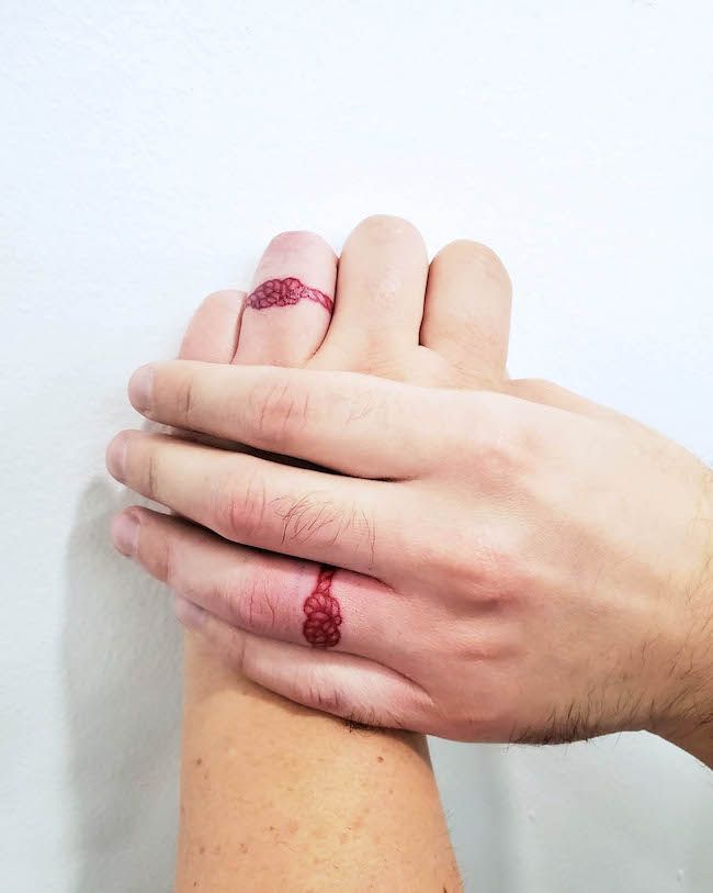Tatuaggio del dito del nodo di @timelessinktoronto- Tatuaggi minimalisti per coppie