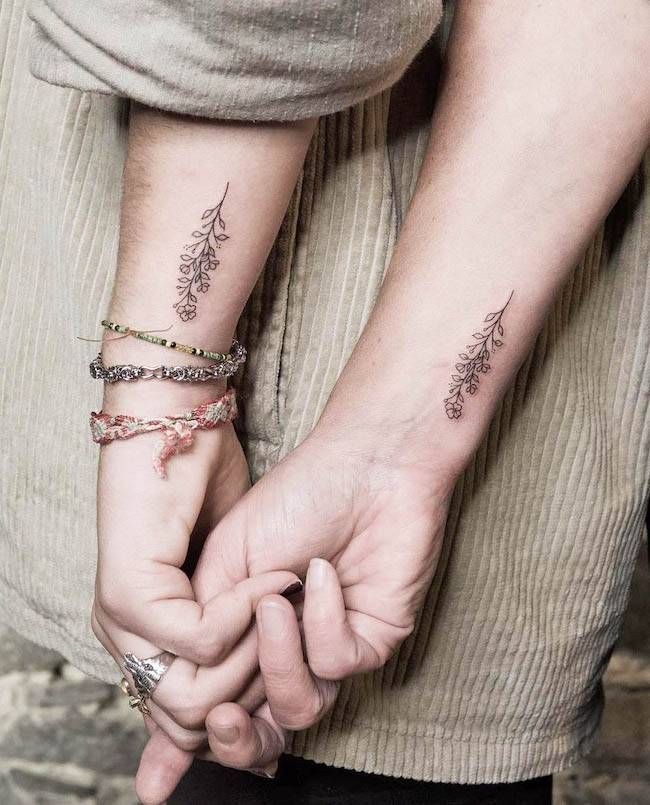 Tatuaggi floreali semplici ed eleganti per le migliori amiche di @oxel_tattoo - Tatuaggi minimalisti abbinati alle BFF