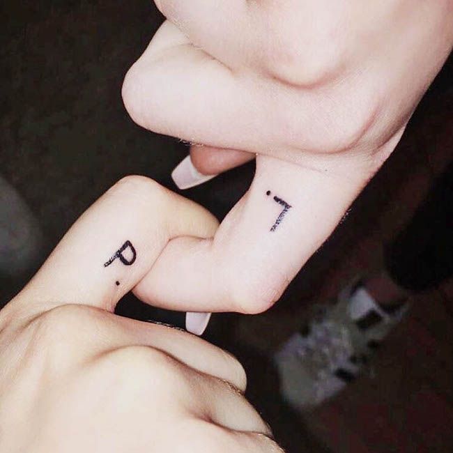 Tatuaggi iniziali delle dita di @xoxo.lucia- Tatuaggi minimalisti per le coppie