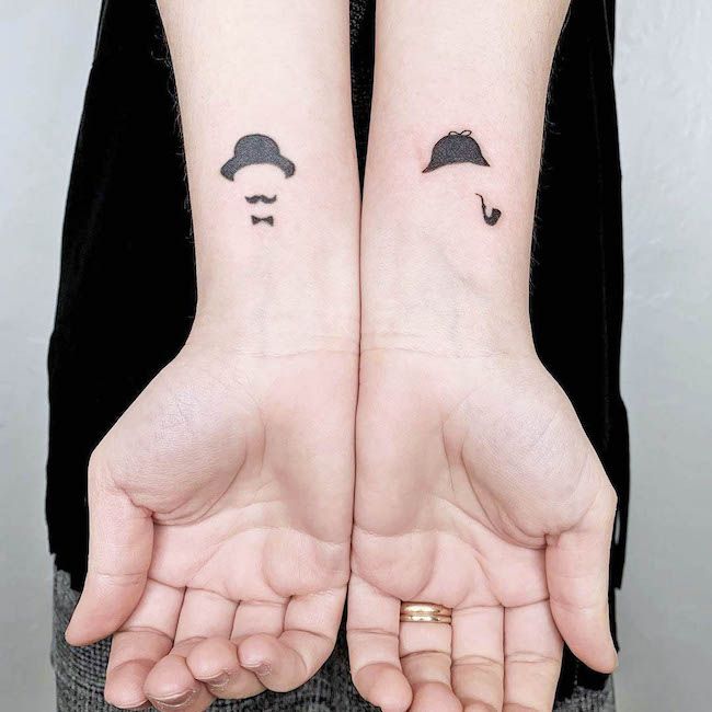 Tatuaggi di Sherlock Holmes&Hercule Poirot di @sara.commodi - Tatuaggi minimalisti abbinati per ragazzi