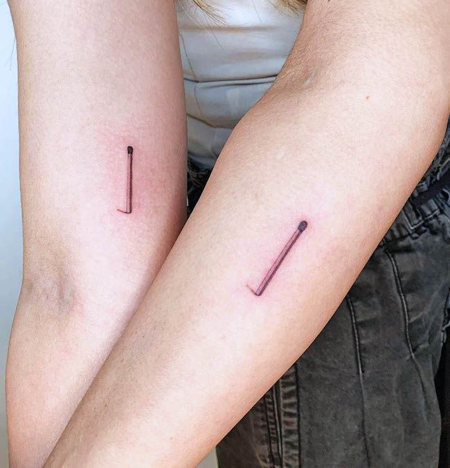 Un paio di tatuaggi di fiammiferi per accendere il fuoco dentro di voi da @loko_lines- Tatuaggi BFF minimalisti e coordinati