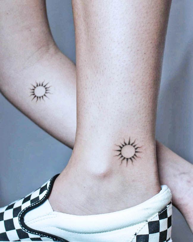 Simboli solari minimalisti di @melty.pokes- Tatuaggi minimalisti abbinati alle BFF