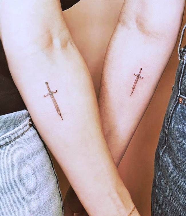 Le spade di @kimbudziak- Tatuaggi minimalisti abbinati alle BFF