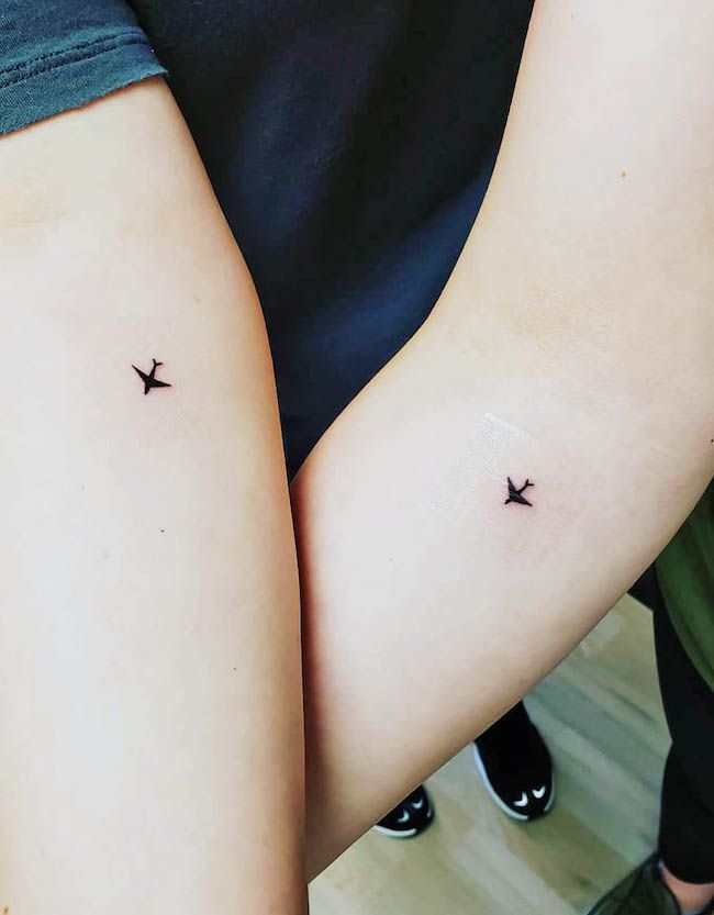 Piccoli aerei sull'avambraccio di @tinytattoos_feathertouch- Tatuaggi minimalisti abbinati alla BFF