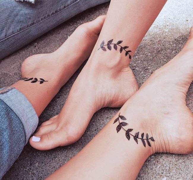 Tatuaggi abbinati alla caviglia con foglie di @henna_artpittsburgh - Tatuaggi abbinati minimalisti per fratelli e sorelle